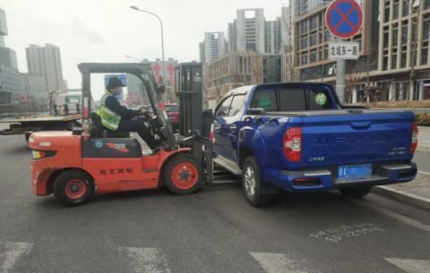 開學(xué)在即 北京昌平交警為“神獸”治理交通環(huán)境 道路機(jī)動(dòng)車有序同行
